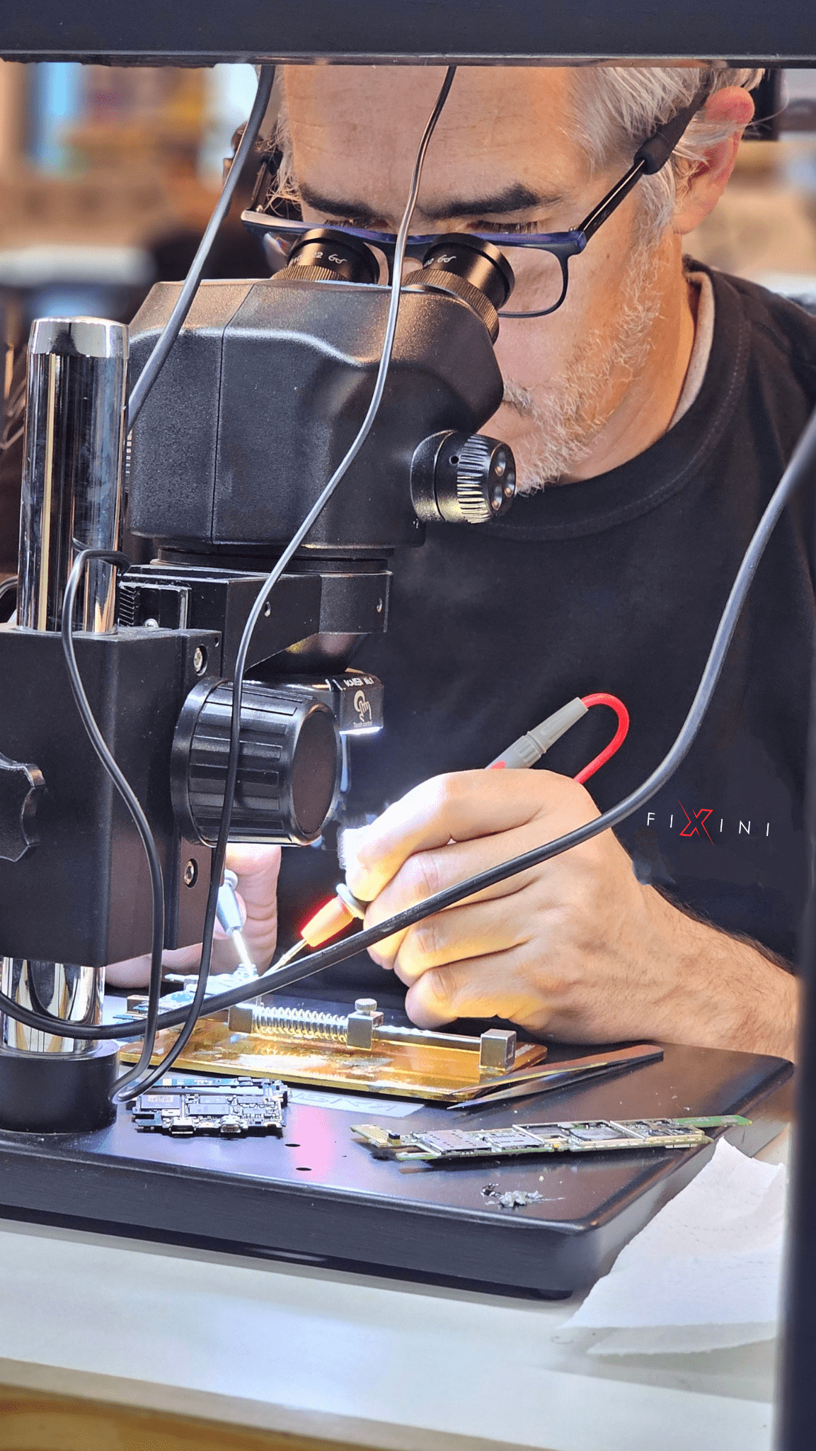 fotografía que muestra a un técnico en reparación de celulares